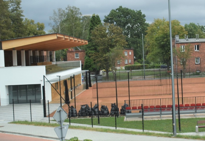 Korty tenisowe w Chełmku po przebudowie są jak nowe. Już wkrótce otwarcie obiektu, który prezentuje się bardzo okazale [ZDJĘCIA]