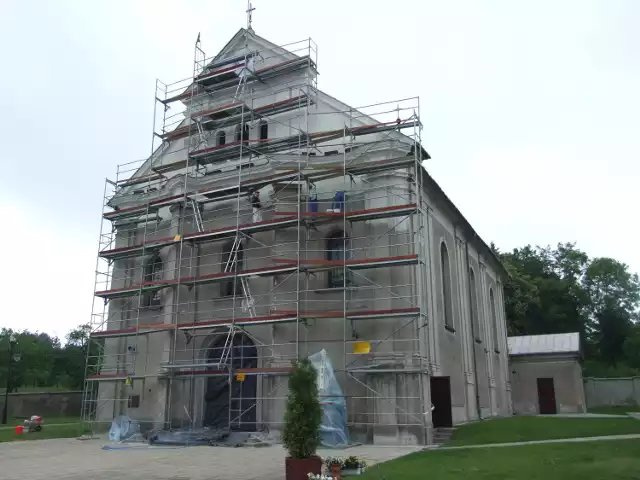 Na początek remontowana jest frontowa ściana kościoła