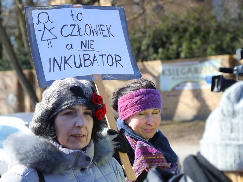 Pikieta przed kurią w Szczecinie przeciwko zakazowi aborcji. "Kobieta to nie inkubator" [ZDJĘCIA, WIDEO]