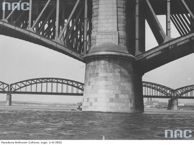 Most Poniatowskiego i most średnicowy na Wiśle w Warszawie. Filar i fragment przęsła Mostu Poniatowskiego. W tle widoczny most średnicowy.
Data wydarzenia: 1936-05