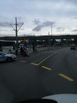 Wypadek na ul. Energetyków w Szczecinie. Zderzenie osobówki z PKS'em. Zablokowane tramwaje w obu kierunkach 