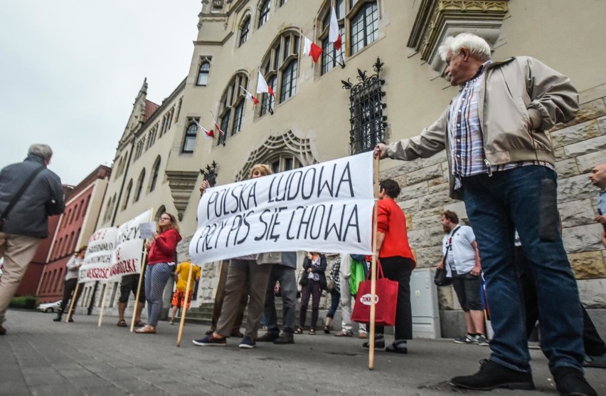 W środę (18 lipca) mieszkańcy Bydgoszczy protestowali pod...