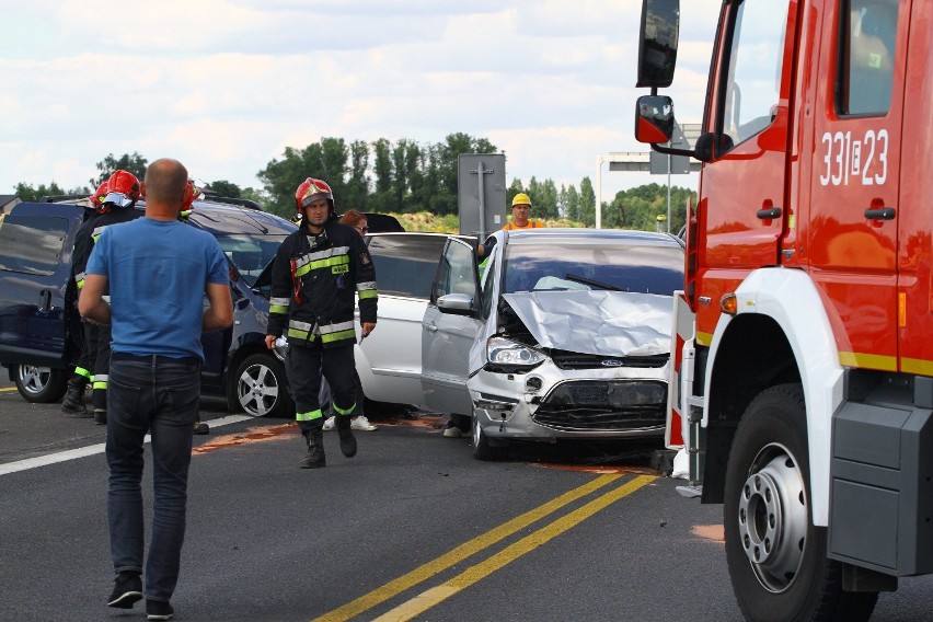 Wypadek na DK1 koło Piotrkowa. Siedmioro rannych, w pięcioro...