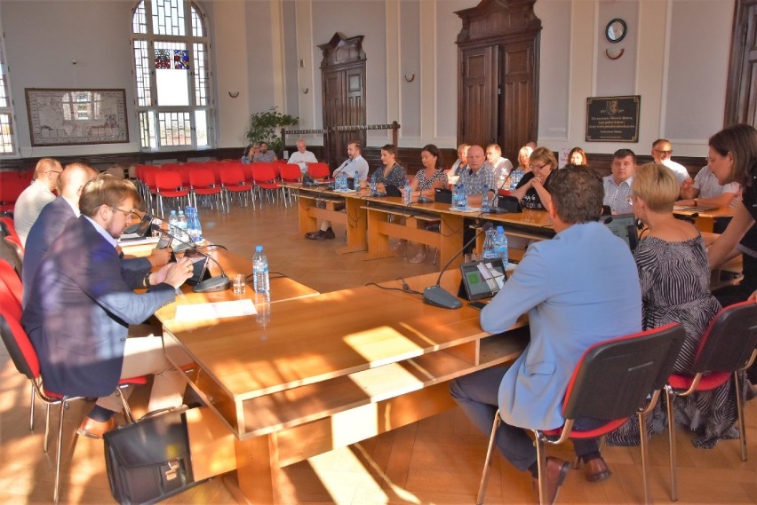 Sławno: Rada Miejska, po burzliwej dyskusji, zatwierdziła plan zmian w oświacie [FOT, NOWE WIDEO]