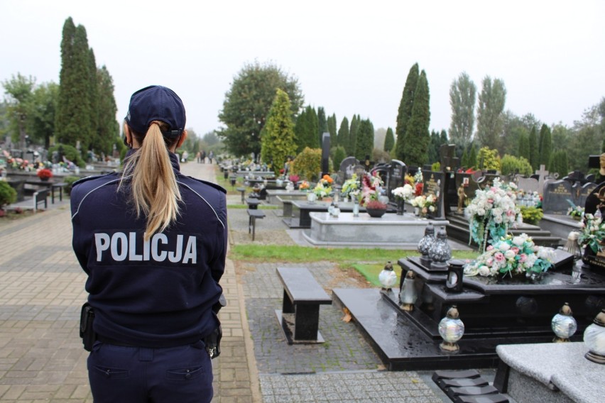 Policja sprawdza cmentarze, targowisko i miejsca publiczne. A chodzi o maseczki [ZDJĘCIA]