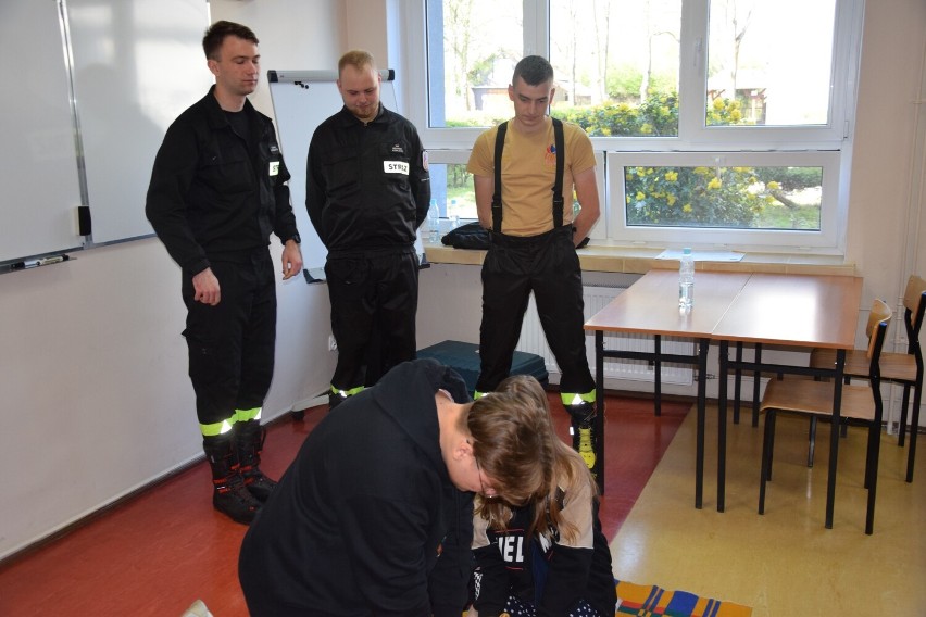 Nowy Dwór Gdański. Lekcje pierwszej pomocy ze strażakami w Zespole Szkół