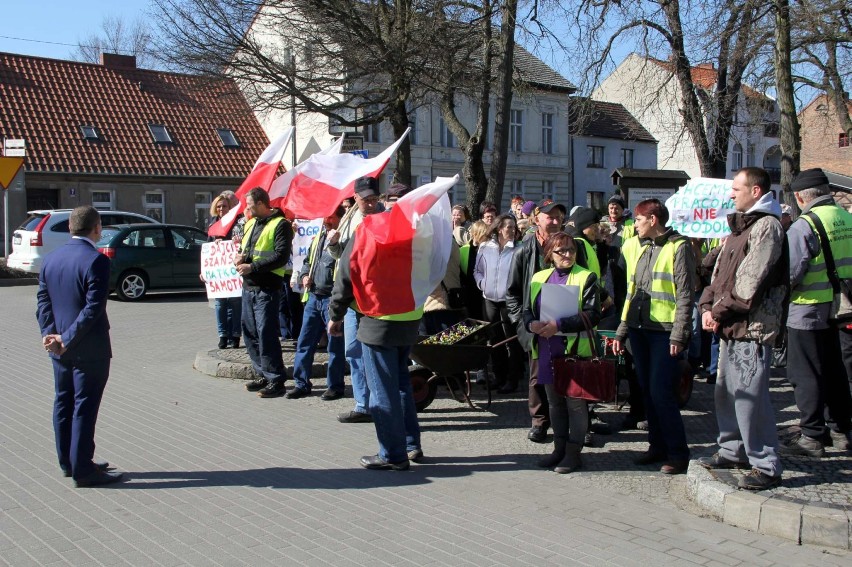 KIS Międzychód - protest przed Urzędem Miasta i Gminy w...