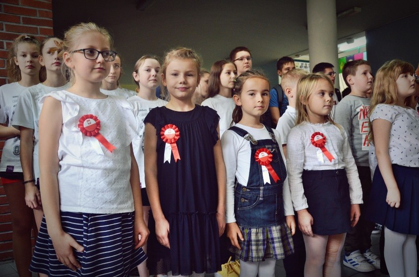 Uczniowie SP nr 1 w Bełchatowie wspólnie zaśpiewali Mazurka Dąbrowskiego [ZDJĘCIA]