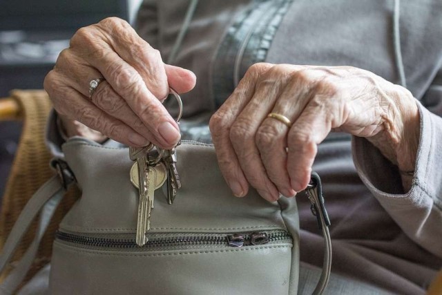 Emerytury to świadczenia wypłacane seniorom, którzy osiągnęli wiek emerytalny i nabyli uprawnienia, aby taką emeryturę dostać. Niestety wysokość emerytury uzależniona jest od składek, które przez okres pracy wpłacane były do ZUS na nasze emerytalne konto. Czasem okazuje się, że emerytura będzie bardzo niska. Jak zatem zwiększyć naszą emeryturę? Kiedy musimy o tym pomyśleć i co musimy zrobić, aby dostawać więcej? Sprawdźcie.  

Szczegóły na kolejnych zdjęciach >>>