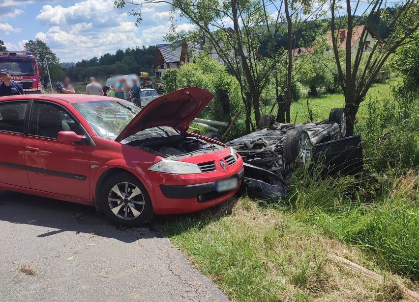 Wypadek w Lipie koło Birczy. Zderzyły się dwa samochody, z pomocą lądował śmigłowiec LPR [ZDJĘCIA]