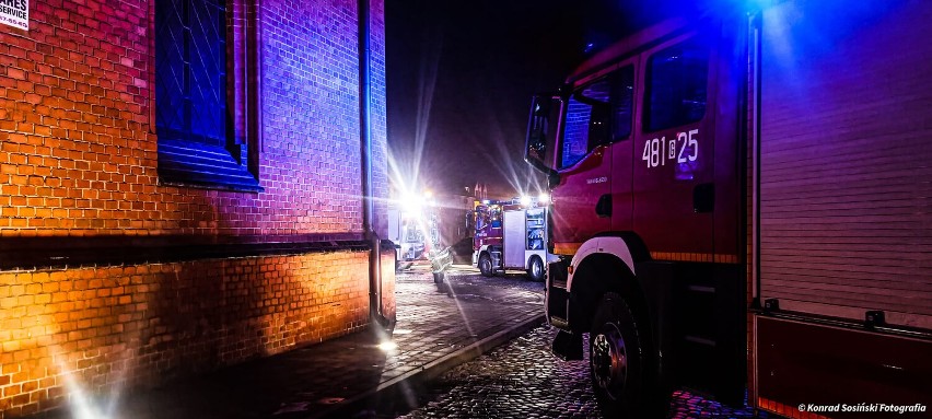 Nowy Staw. Pożar w kamienicy przy rynku Pułaskiego. Jedno mieszkanie spłonęło doszczętnie 