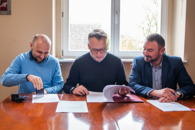 Podpisanie umowy z wykonawcą prac drogowych w miejscowości Ślepuchowo.