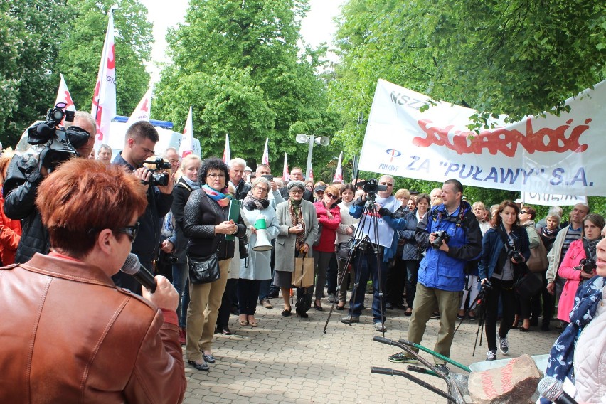 W maju, przed budynkiem Starostwa Powiatowego, przeciwko zapowiadanym zwolnieniom protestowały związki i pracownicy szpitala