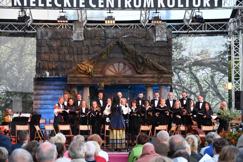 Pieśni Stanisława Moniuszki rozbrzmiały na placu przed Kieleckim Centrum Kultury. Tak uczczono Święto Placu Moniuszki