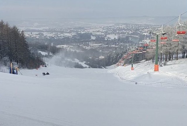 Dzisiaj warunki na stoku narciarskim w Przemyślu są bardzo dobre.
