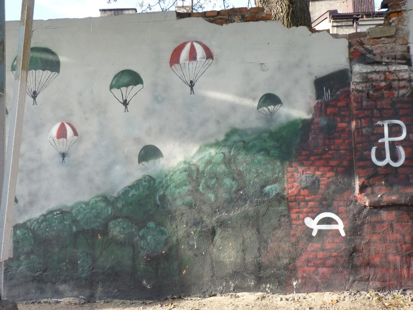 Mural na boisku przy ul. Kościuszki, wykonany przez uczniów...