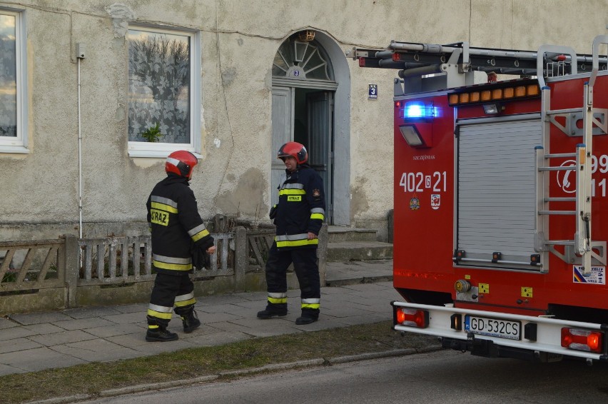 Miastko. Pożar sadzy w kominie. Interweniowali strażacy z PSP i ochotnicy z Dretynia (FOTO+VIDEO)