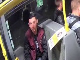 Kradzież karty bankowej w autobusie. Rozpoznajesz go? Policjancji z Pruszcza szukają tego mężczyzny |ZDJĘCIA