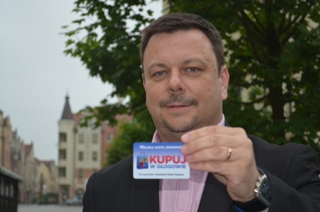 Maciej Junke z ZPP w Głogowie z kartą rabatową