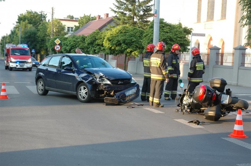 Wypadek na Dąbrowskiego. Zderzyły się motocykl i samochód