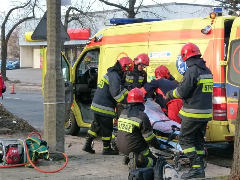 Wypadek na Sieradzkiej. Dwie osoby ranne [zdjęcia]