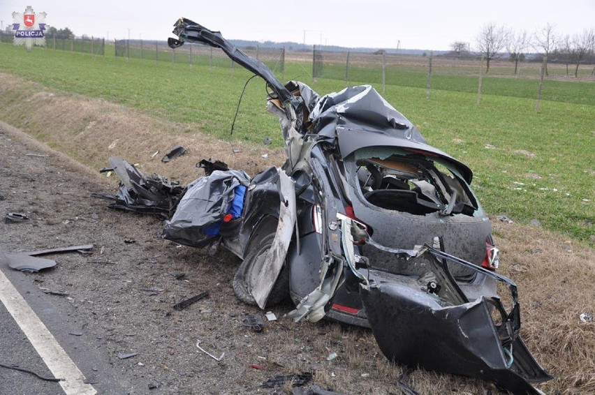 Śmiertelny wypadek w Wymysłowie: Zginął kierowca seata, który próbował wyprzedzić ciężarówkę ZDJĘCIA