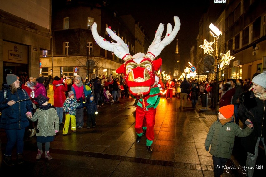 Przez Katowice przeszła Świąteczna Parada. Na ulicach można było spotkać elfy, mikołaje i aniołki. Zobaczcie ZDJĘCIA