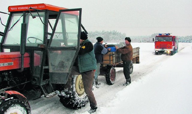 Rolnicy z Jeziorowic solidarnie pomagali sobie podczas ataku zimy. Dzięki pomocy Straży Pożarnej wielu gospodarzy mogło napoić swoje zwierzęta.