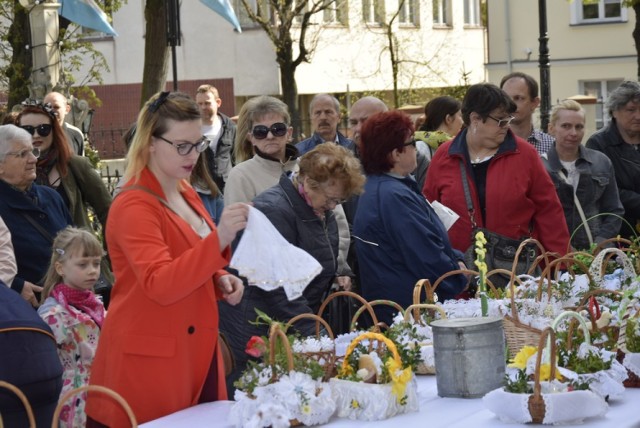 Skierniewiczanie tłumnie podążyli do kościołów, aby tradycyjnie poświęcić potrawy wielkanocne. Odwiedziliśmy sześć skierniewickich kościołów: na osiedlu Zadębie, garnizonowy, św. Stanisława, św. Jakuba i obydwa kościoły na osiedlu Widok.