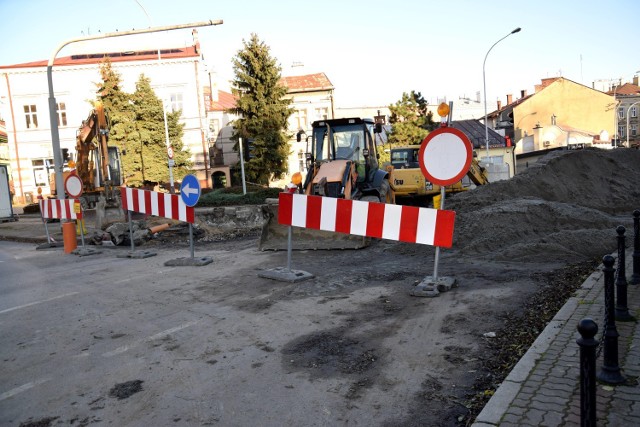 Ruch w centrum Jarosławia jest teraz zamknięty przez przebudowę ronda na placu Mickiewicza.
