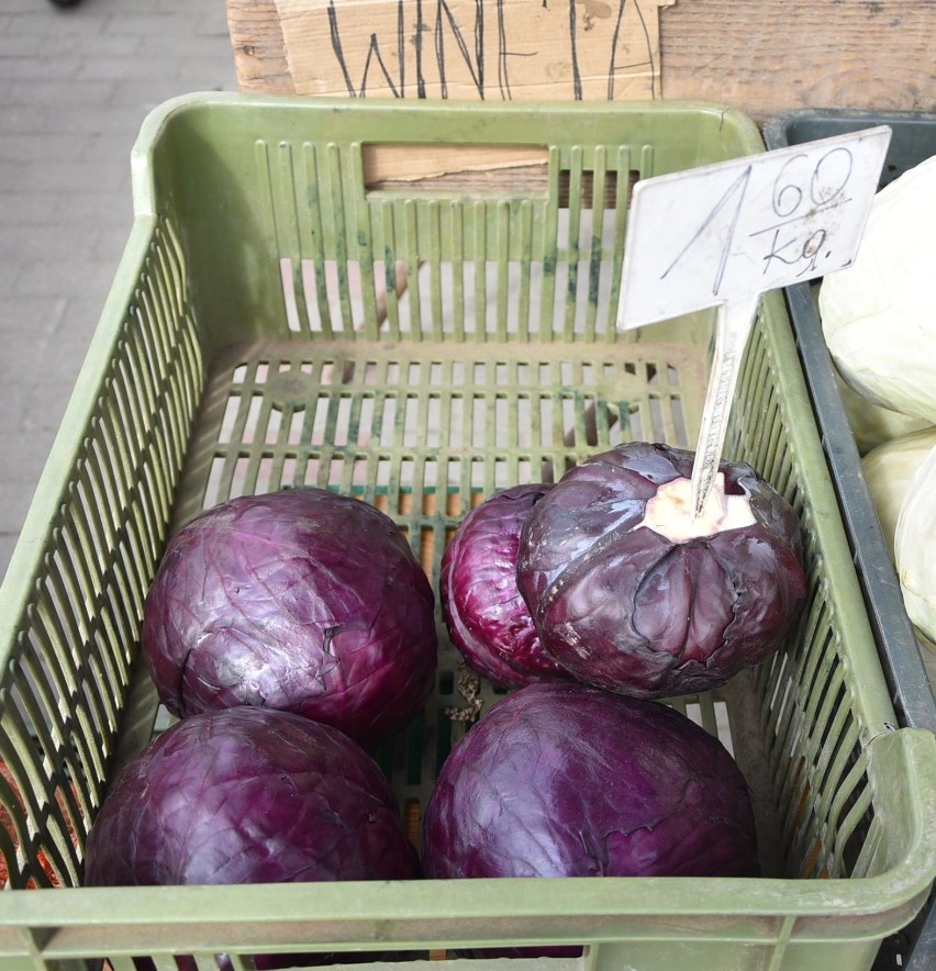 Malbork. Targowisko chętnie odwiedzane przez mieszkańców. Ceny warzyw i owoców pod koniec kwietnia 2021 r.