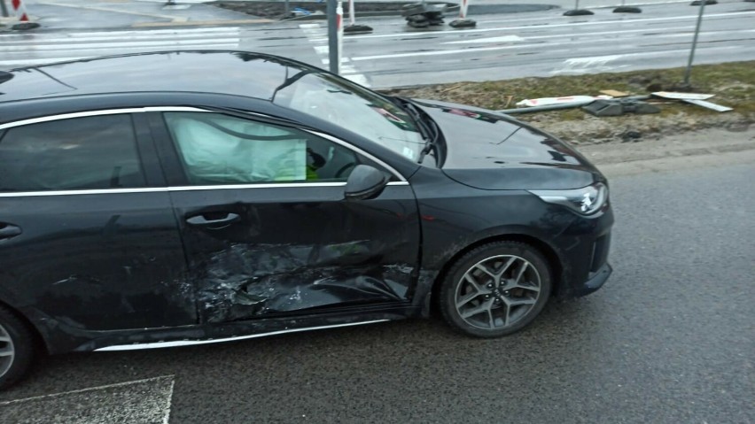 Wypadek na skrzyżowaniu w Kielcach. Zderzyły się dwa samochody. Ranne dwie osoby