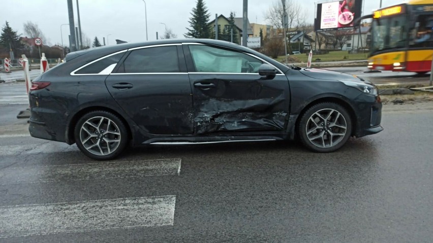 Wypadek na skrzyżowaniu w Kielcach. Zderzyły się dwa samochody. Ranne dwie osoby