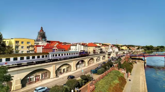 Estakada kolejowa została otwarta w 1914 r. Jej długość to 2 116 metrów.