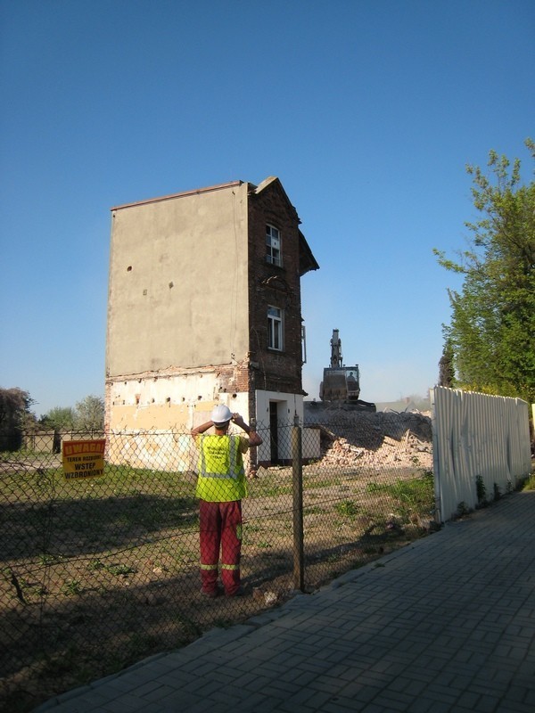 Rozbiórka budynku dawnego Włókiennika przy ul. Opiesińskiej [zdjęcia]