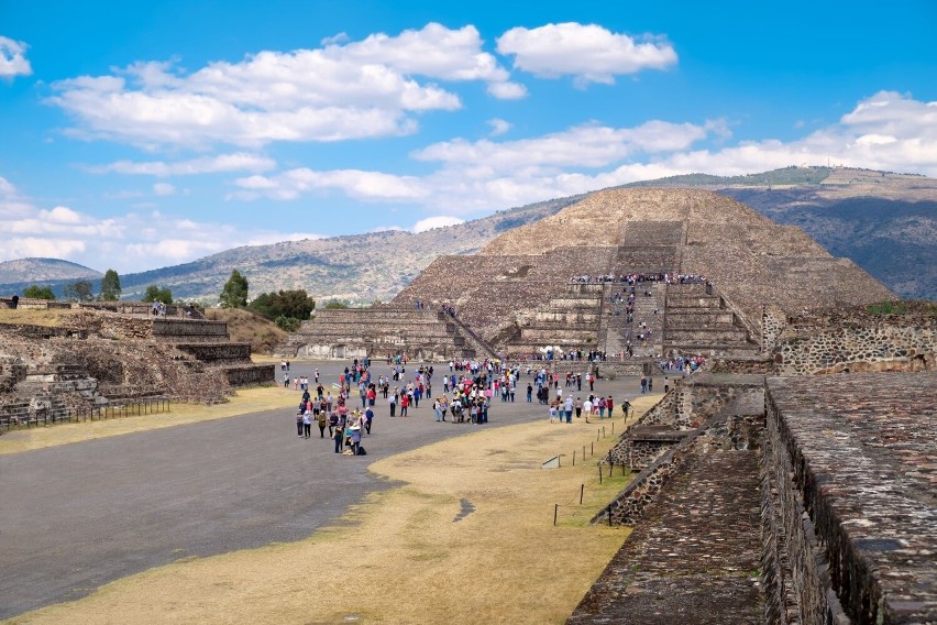 Popularny ostatnio wśród turystów Meksyk to kraj, w którym...