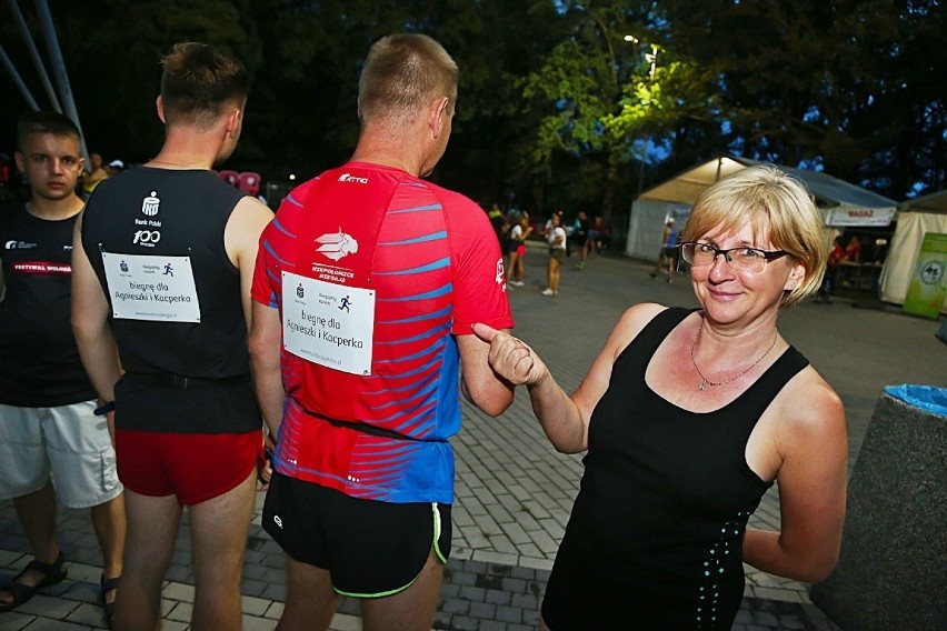 Nocny Półmaraton: Biegnąc pomogli Agnieszce i Kacprowi