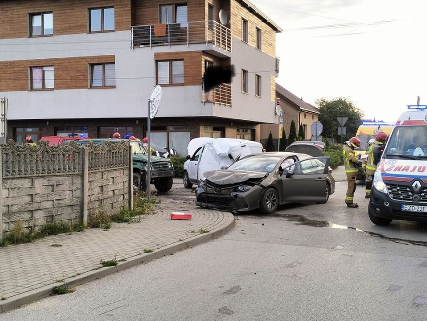 Poważny wypadek w miejscowości Czechy pod Zduńską Wolą. Dwie osoby zostały ranne!