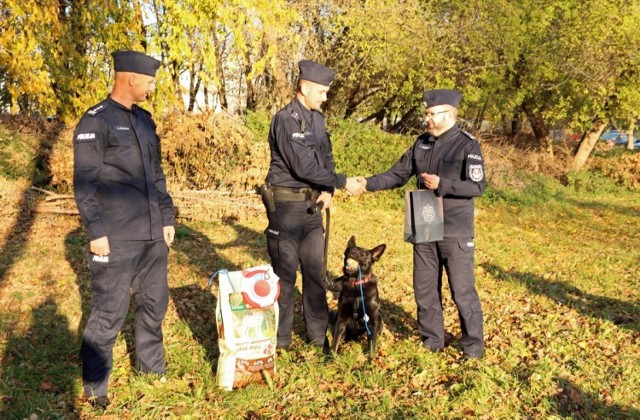 Nador - policyjny pies oraz jego przewodnik zostali nagrodzeni za pomoc w poszukiwaniach.