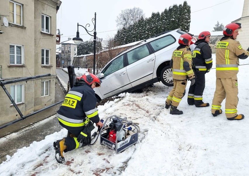 Niecodzienny wypadek w Przemyślu. Volkswagen passat zawisł na skarpie. Jedna osoba została ranna [ZDJĘCIA, WIDEO]