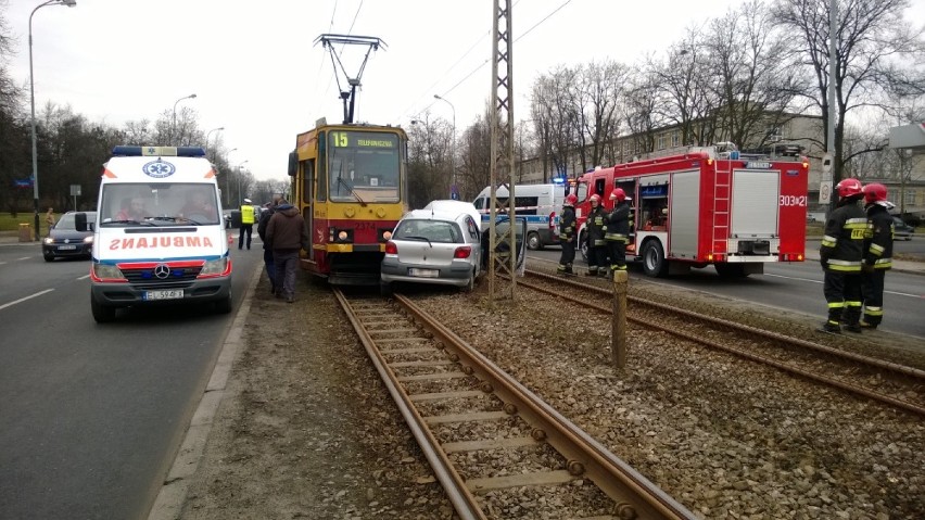 Wypadek na al. Politechniki w Łodzi. Toyota yaris wjechała...