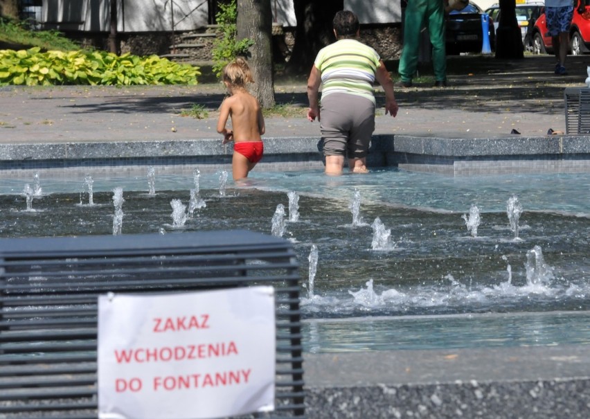 Jeśli na fontannie znajduje się zakaz kąpieli za jego...