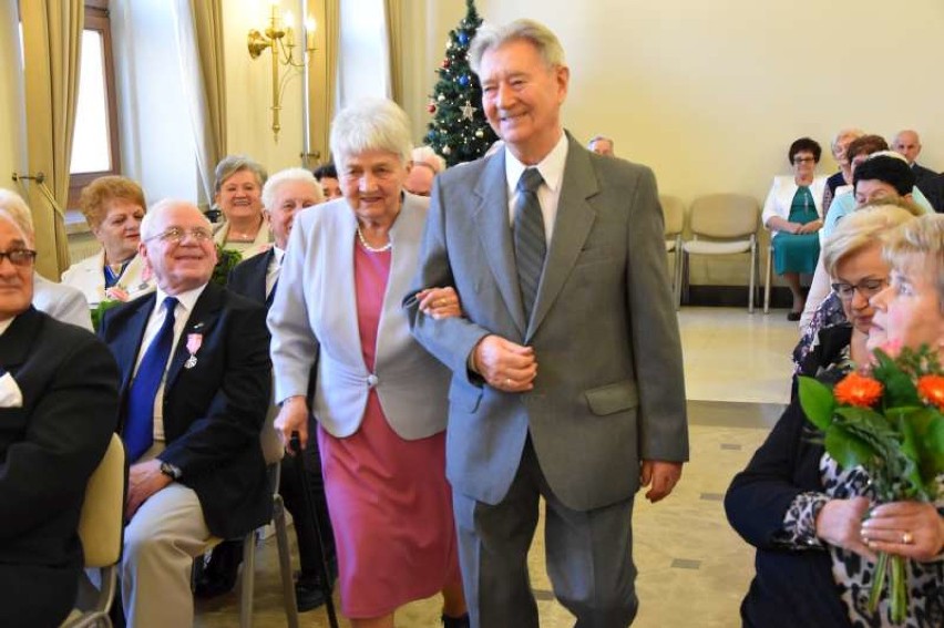 Spędzili ze sobą 50, 55 i 60 lat! Dziś kolejni małżonkowie odebrali medale za długoletnie pożycie małżeńskie