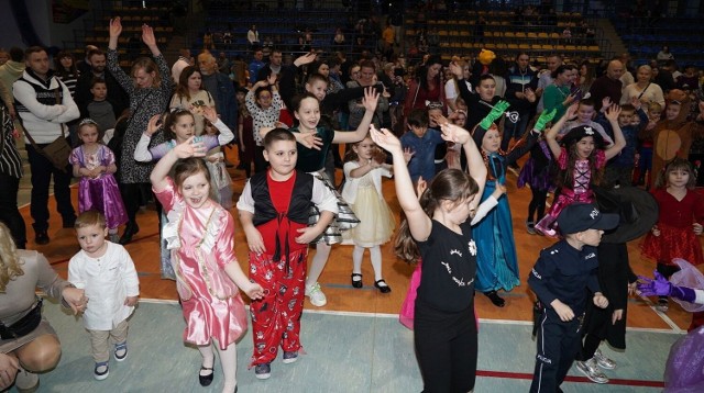 Dzieci ochoczo tańczyły z wodzirejkami w rytm znanych i lubianych przebojów