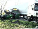Ciężarowy DAF zderzył się z traktorem [zdjęcie]