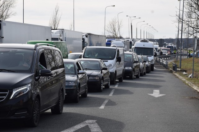 Kierowcy, którzy chcą dostać się do Polski przez przejście graniczne w Świecku, utknęli w korku nawet na kilkanaście godzin