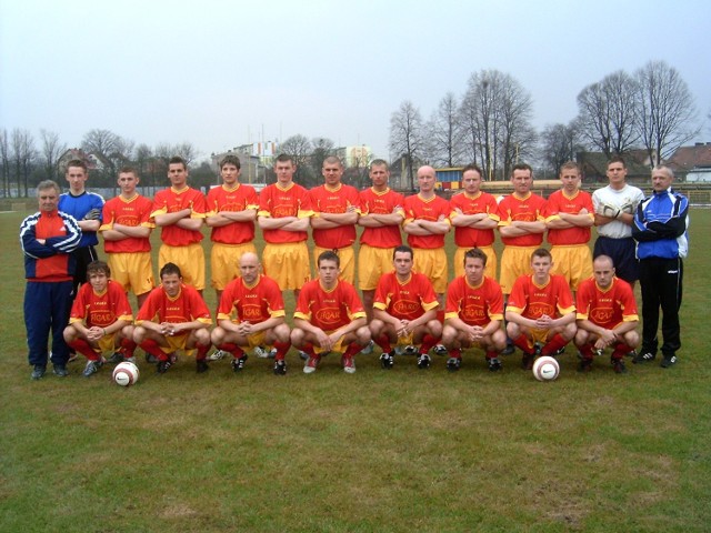 W składzie zwycięskiej drużyny Pogoni Figaro Świebodzin w 2005 roku stoją od lewej: Bronisław Przygrodzki (trener), Michał Dolata, Bartłomiej Przypis, Łukasz Chmielewski, Paweł Posmyk, Łukasz Kołodyński, Adam Więckowski, Adam Sankiewicz, Sławomir Warchoł, Robert Dawidziak, Mariusz Śliwiński, Jarosław Grysiewicz Arkadiusz Fleszar, Andrzej Wiśniewski (kierownik drużyny). W dolnym rzędzie od lewej: Tomasz Cenin, Wojciech Krzywicki, Andrzej Puchacz (kapitan drużyny). Wojciech Szczepanek, Łukasz Woźniak, Janusz Obuchanicz, Maciej Przypis, Dariusz Habel; na zdjęciu brak Wojciecha Stasiaka i Rafała Wojewódki (trenera od kwietnia 2005 roku). Foto: Krzysztof Dziuba