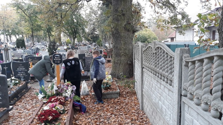 Harcerze ze Stegny porządkowali groby w ramach  Harcerskiej Akcji "Znicz".