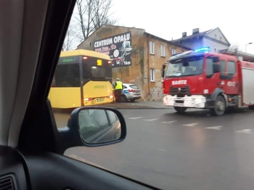 Kolizja autobusu ze słupem w Będzinie. Uwaga na utrudnienia w ruchu drogowym przy ul. Kołłątaja!