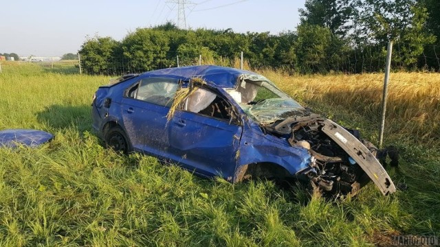 Samochód został doszczętnie zniszczony, na szczęście mężczyźnie siedzącemu za kierownicą, nic się nie stało.